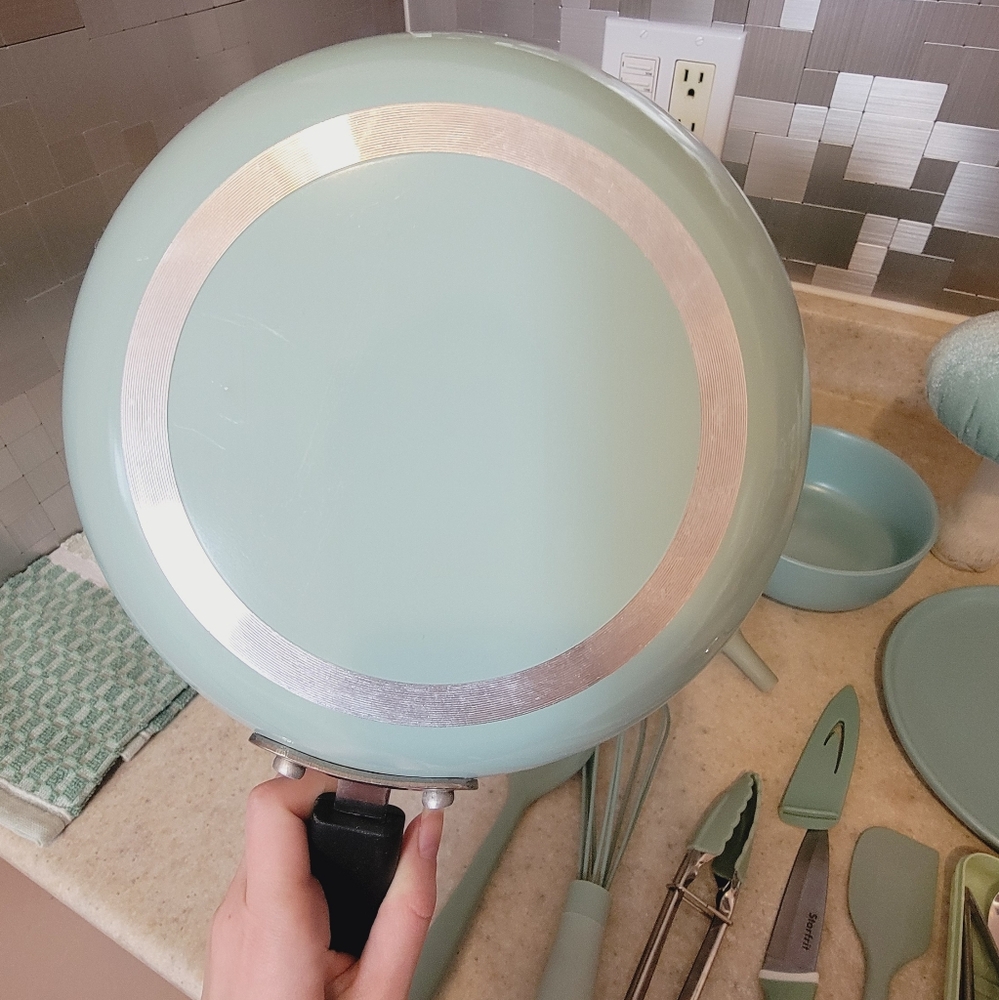 Mint Green Kitchenware Set - Picture 5 of 7